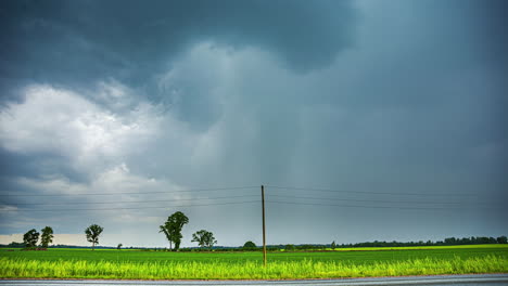 Starker-Regensturm,-Der-Landwirtschaftliche-Felder-Bewässert,-Zeitrafferansicht