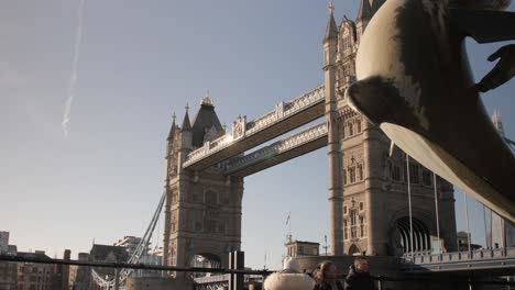 Slider-Aufnahme,-Die-Die-Tower-Bridge-Von-Hinten-Zeigt,-Das-Mädchen-Mit-Dem-Delphin-Brunnen