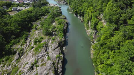 Atemberaubende-Filmische-Tilt-Up-Aufnahme-über-Der-Wunderschönen-Nagatoro-Flusslandschaft