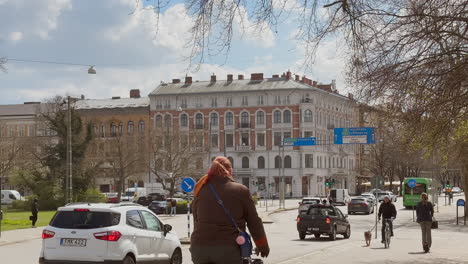 Fersens-Väg-In-Malmö-Fängt-Die-Geschäftige-Stadtszene-Mit-Verkehr-Und-Menschen-Ein,-Die-Ihrem-Alltag-Nachgehen