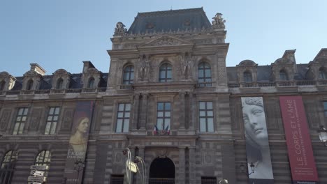 Fachada-Del-Museo-Del-Louvre-En-París.-ángulo-Bajo