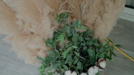 Primer-Plano-De-Un-Arreglo-Decorativo-Con-Pasto-De-Pampa-Y-Hojas-De-Eucalipto-Verde