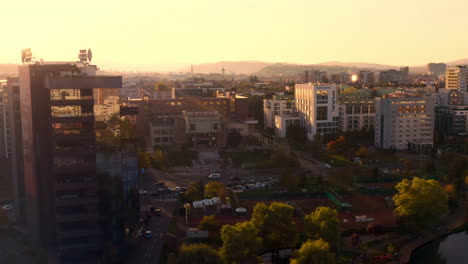 Drone-Aéreo-Disparado-Sobre-La-Ciudad-De-Cluj-napoca,-Campus-Fsega,-Zona-Del-Centro-Comercial-Iulius,-Puesta-De-Sol