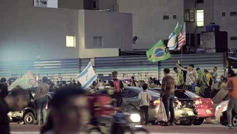 Grupo-De-Simpatizantes-Del-Presidente-Electo-Brasileño-Jair-Messias-Bolsonaro-Celebrando-Con-Banderas-Su-Victoria-En-Las-Piscinas-En-2018