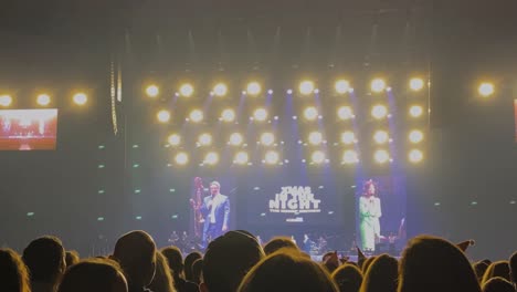 Tolle-Show-In-Der-Altice-Arena-Zu-Weihnachten-In-Der-Nacht,-Unterstützt-Durch-Einen-Radio-Werbespot