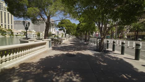 Die-Bellagio-Brunnen-Und-Der-Angrenzende-Bürgersteig-Bleiben-Während-Der-Ausgangssperre-Auf-Dem-Las-Vegas-Strip-Leer-Und-Außer-Betrieb