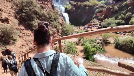 Turistas-Que-Van-Al-Complejo-De-Cascadas-De-Ouzoud-Falls-En-El-Norte-De-África,-Marruecos