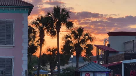 Puesta-De-Sol-Detrás-De-Un-Grupo-De-Palmeras-En-Broadway-En-La-Playa-En-Myrtle-Beach,-Carolina-Del-Sur