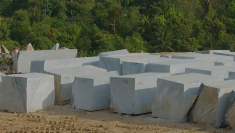 Descubra-Una-Cantera-De-Mármol-Del-Sur-De-Cuba,-Que-Exhibe-Impresionantes-Bloques-De-Mármol-Gris.