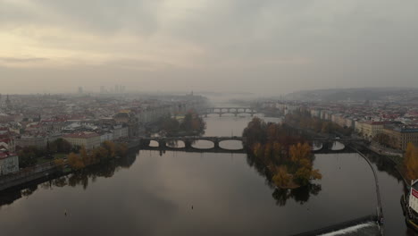 Sonnenaufgang-Vorwärts-Bewegende-Luftaufnahme-über-Dem-Fluss-Moldau-In-Prag,-Tschechische-Republik