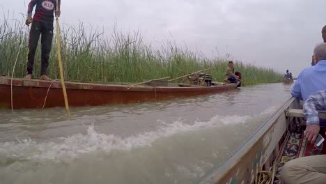 Barcos-Pasando-Por-Pescadores-árabes-En-Las-Marismas-Del-Sur-De-Irak.