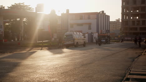 Wunderschöner-Sonnenuntergang-über-Der-Straße-In-Der-Stadt-Moshi-In-Der-Nähe-Des-Kilimandscharo-In-Tansania