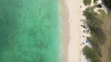 Top-down-drone-shot-of-the-coastline-of-Lanikai-beach-on-Oahu,-Hawaii