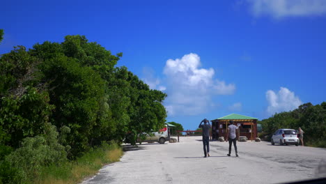 Dos-Hombres-Afroamericanos-Caminando-Por-Un-Estacionamiento