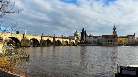 Este-Vídeo-Captura-El-Puente-De-Carlos,-El-Río-Moldava,-La-Torre-Del-Puente-De-La-Ciudad-Vieja-Y-San-Petersburgo.