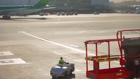 Transatlántico-En-El-Aeropuerto-Internacional-De-San-Francisco,-Toma-Manual-Durante-La-Hora-Dorada