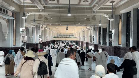 Umrah-pilgrims-performing-Saee-at-Safa-and-Marwa,-located-near-the-Kaaba-within-the-Masjid-al-Haram-in-Mecca,-Saudi-Arabia