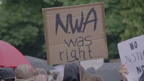 Demonstrant-Bei-Einem-Black-Lives-Matter-Protest-In-Stuttgart,-Deutschland,-Mit-Einem-Schild-Gegen-Rassismus-Und-Der-Aussage,-Dass-Die-NWA-Recht-Habe