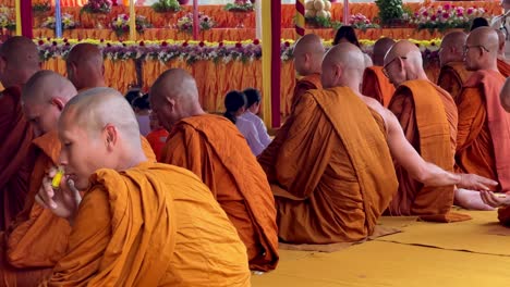 Mönche,-Gekleidet-In-Ihre-Orangefarbenen-Kasaya,-Beten-Gemeinsam-Am-Vesak-Tag