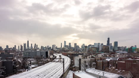 Lapso-De-Tiempo-De-Trenes-De-Cercanías-Entrando-Y-Saliendo-Del-Centro-De-Chicago-Con-Nubes-De-Nieve-Pasando-En-El-Cielo