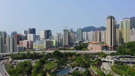 Luftaufnahme-Von-Wohngebäuden-In-Hongkong-Mit-Victoria-Harbour-Am-Horizont