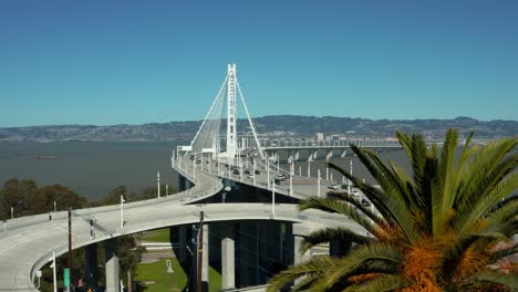 Luftaufnahme-Der-Bay-Bridge-Autos,-Die-Tagsüber-Von-Oakland-Nach-San-Francisco-Pendeln