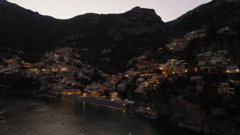 Luftaufnahme:-Langsam-Schwenkende-Panorama-Drohnenaufnahme-Von-Positano-An-Der-Italienischen-Amalfiküste-Während-Der-Abenddämmerung