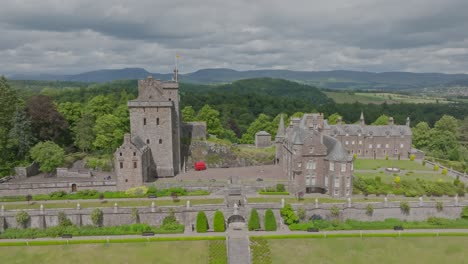 Erkundung-Der-Luftaufnahme-Von-Drummond-Castle