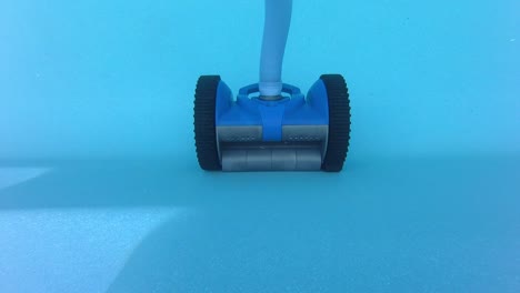 Roboter-Poolreiniger-Fährt-Gegen-Wand,-Verliert-Saugkraft-Und-Fällt