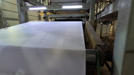 Das-Papier-Rollt-In-Der-Maschine,-Die-Flüssigkeit-Wird-Hinzugefügt-Und-Das-Papier-Wird-Vorbereitet