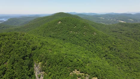 Luftaufnahme-Der-Grünen-Berge-Und-Sanften-Hügel-Von-Vermont