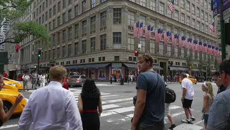 New-Yorker-Fußgänger-An-Der-Kreuzung-Mit-Flaggen-Im-Hintergrund