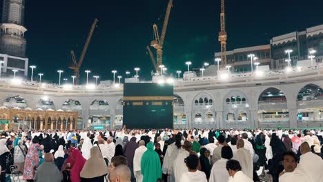 Muslims-perform-their-worship-at-the-Holy-Kaaba-in-Masjid-Al-Haram,-Mecca,-Saudi-Arabia