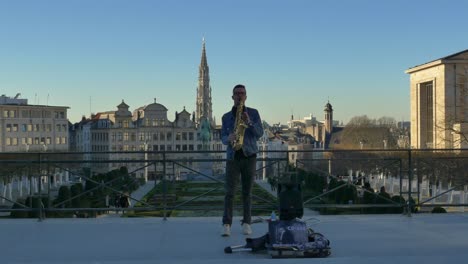 Straßenkünstler-Performer-Musiker-Spielt-Saxophon-In-Brüssel,-Belgien