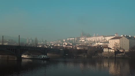 Mañana-Brumosa-Junto-Al-Río-Vltava-Y-El-Castillo-De-Praga-Con-Clima-Brumoso-Puente-Vacío-Calma-Lapso-De-Tiempo-Tranquilo