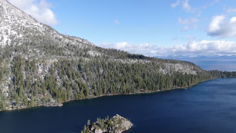 Winter-sunny-day-at-Lake-Tahoe-with-small-island