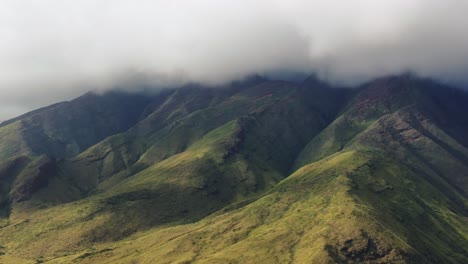 üppige-Grüne-Berge-Von-Maui,-Die-Von-Wolken-Bedeckt-Sind-Und-Eine-Ruhige-Und-Majestätische-Landschaft-Schaffen