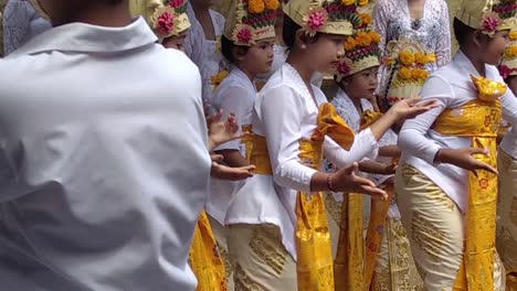 Junge-Filmt-Mädchen-Beim-Tanzen-Rejang-Dewa-Willkommenstanz-Bali-Tempel-Indonesien