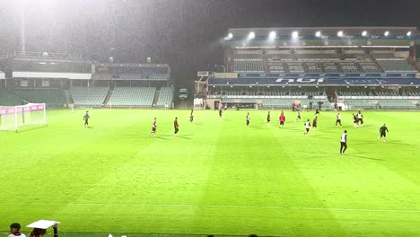 AS-Roma-Fußballverein-Trainiert-Im-Regen-Im-Hbf-Park