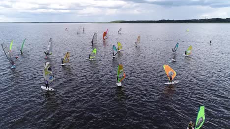 Windsurfen-Baltic-Cup-Meisterschaft-Auf-Dem-Lake-Burtnieks-Luftbild