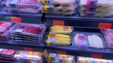 Frischfleischabteilung-In-Einem-örtlichen-Mercadona-Lebensmittelgeschäft-In-Spanien,-Lebensmittel-Zum-Verkauf,-Rohes-Fleisch,-4k-Aufnahme