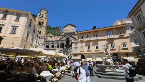 Turistas-Caminando-Por-La-Concurrida-Plaza-De-Amalfi.