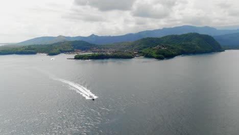 Ferry-Aéreo-Que-Cruza-Desde-El-Puerto-De-Padang-Bai-En-Bali,-Indonesia