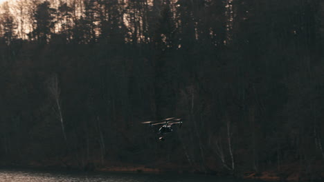 Dji-Inspire-Drone-Con-Cámara-Zenmuse-Volando-Sobre-El-Agua-Aérea