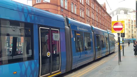 The-West-Midlands-Metro-light-rail-tram-system-operating-in-the-city-centre-of-county-of-West-Midlands,-Birmingham,-England-UK