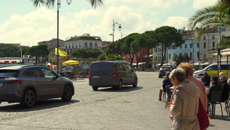 Tráfico-Y-Turistas-En-Un-Pequeño-Pueblo-De-Italia-En-Un-Día-Soleado