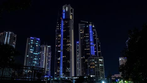 Zeitraffer-Der-Gebäude-An-Der-Goldküste-Bei-Nacht,-Aufgenommen-Vom-Strand-Aus