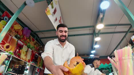 Vendedor-De-Zumos-De-Frutas-En-El-Mercado-De-La-Plaza-Jemaa-El-Fnaa-En-Marrakech,-Marruecos