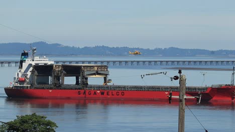 El-Barco-Saga-Welco-Con-Un-Helicóptero-Piloto-De-Columbia-Bar-Aterrizando-En-Cubierta.