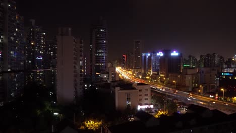 Vista-De-La-Carretera-Con-Algunos-Autos-En-La-Noche.